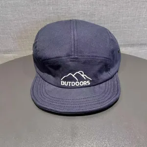 Marineblaue 5-Panel-Baseballkappe mit kurzem Schirm im Detail, weiße Bergstickerei.