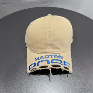 Vista dettaglio cappellino da baseball logoro, berretto in cotone kaki con ricamo blu.