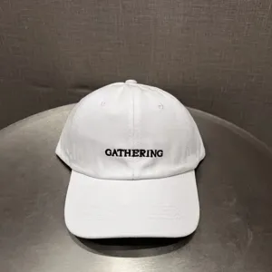 Cappellino da baseball bianco dettaglio, corona morbida con accento di testo ricamato nero GATHERING.