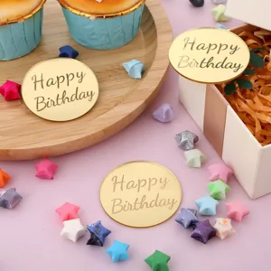 Gros plan détaillé sur les disques de gâteau d'anniversaire en acrylique doré pour fête.