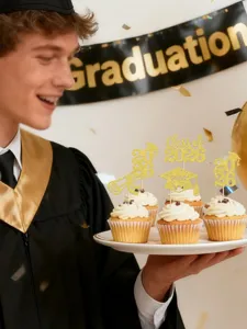 Detailansicht goldener Glitzer Kuchen-Topper mit 2026 Abschluss-Design für Partys.