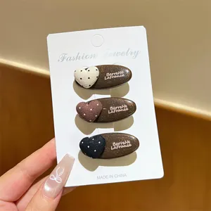 Fermaglio per capelli cuore pois vintage coreano lettere marrone accessorio dettaglio.