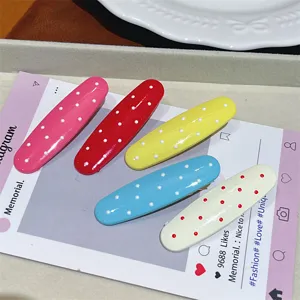 Primo piano dettagliato di colorati fermagli per capelli a pois, stile coreano dolce e clip a becco.
