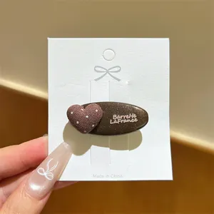 Fermaglio per capelli a becco d'oca a cuore marrone a pois con lettere dolci eleganti.