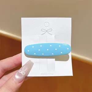 Fermaglio per capelli ovale blu a pois dettaglio, clip becco d'anatra dolce per styling quotidiano.