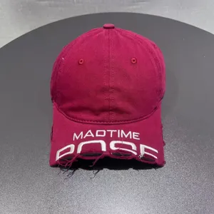 Cappellino da baseball ricamato e slavato bordeaux, con testo frontale e stile casual.