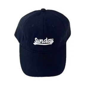 Classico berretto da baseball nero con ricamo Sunday bianco e visiera curva casual.