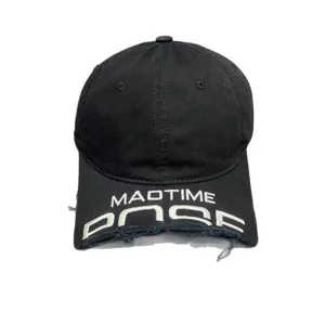 Cappellino da baseball nero ricamato e strappato con scritta frontale alla moda.