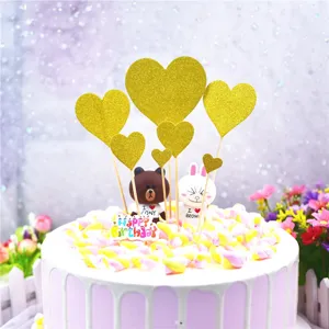 Goldene Glitzer Herz Kuchentopper mit süßen Cartoon Bär und Hase Figuren für Geburtstag.