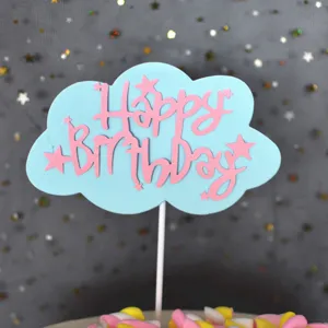 Nahaufnahme eines blauen Wolken-Kuchendeckers mit rosa Happy Birthday Schrift für Partydekor.