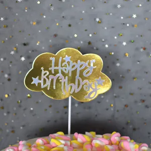 Detailansicht der goldenen Wolken-Tortendekoration mit Happy Birthday Text und Marshmallows.