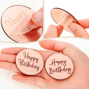 Gros plan détail disque rond acrylique rose cake topper happy birthday avec film protecteur.