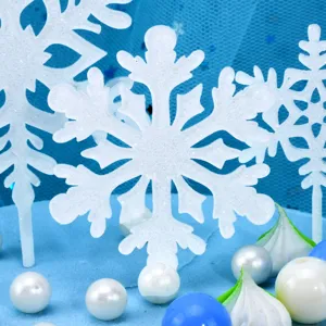 Detalle de adorno de tarta de copo de nieve con purpurina blanca, decoración acrílica.