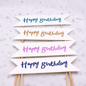 Nahaufnahme von bunten Happy Birthday Tortensteckern mit Holzstäben für Partydekorationen.