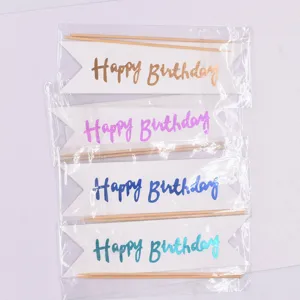 Nahaufnahme Detail von vier bunten Happy Birthday Kuchendekorationsfahnen mit Holzstiften.