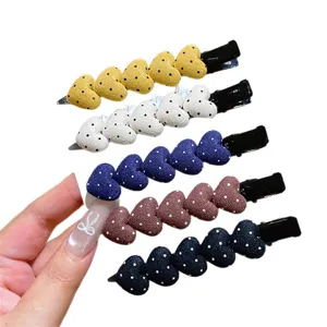 Leuke stoffen polka dot hart haarspelden, stijlvolle eendebek clips voor dames en meisjes.