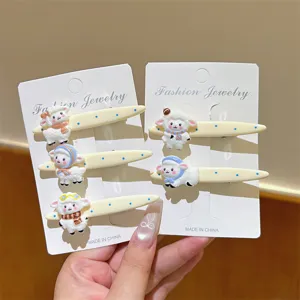 Primer plano de la pinza de pelo pico pato oveja linda, accesorios de pelo de dibujos.