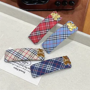 Vintage Karo Stoff Haarclip Mit Goldenem Bären Anhänger Preppy Stil BB Clip Für Mädchen Damen Mode Haarschmuck