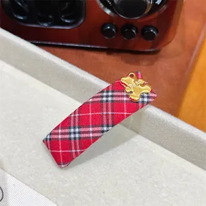 Rote Karierte Haarklammer mit süßem goldenen Bärenanhänger, klassische Tartan Stoff Haarsp.