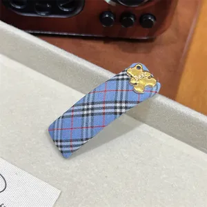 Blau karo Haarspange mit goldenem Bär-Anhänger, Stoff BB Clip für süßes Pony-Styling im Alltag.