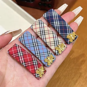 Klassische Karo Stoff Seiten Haarklammern mit süßem goldenen Bär Dekor Haaraccessoires