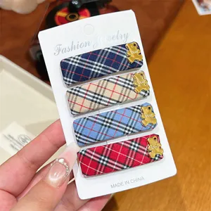 Karoblatt Haarklammern im College-Stil mit Bärenanhänger, Stoff BB Clips für Damen.