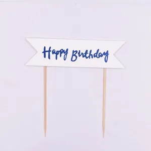 Weißer Tortenaufleger Banner mit blauem Happy Birthday Text und Holzstäben für Party.