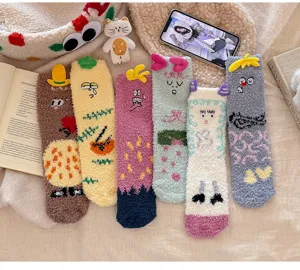 Detailansicht niedlicher Cartoon-Korallenfleece-Socken, weiche warme Wintersocken für zu Hause.