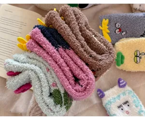 Gemütliche Korallenfleece Wintersocken mit niedlicher Cartoon Bestickung für Damen.