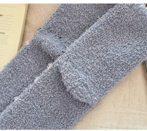 Detailaufnahme von kuscheligen graublauen Korallenfleece Wintersocken im feinen Detail.