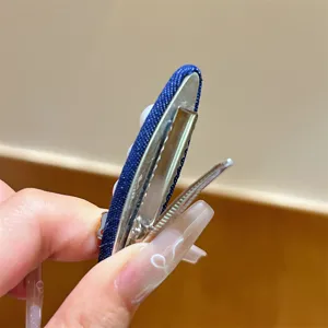 Nahaufnahme der blauen Jeans-Haarklammer-Rueckseite mit stabiler Entenschnabelklammer.