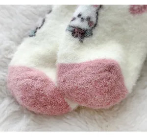 Comode calze invernali morbide e peluche con simpatico disegno di gatto, calde calze da casa.