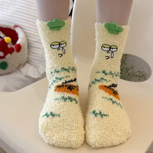 Flauschige Korallenfleece Damen Wintersocken süßes Cartoon lustiges Doodle-Design.