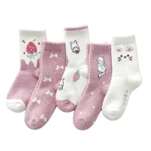 Set di calzini invernali in peluche per donne, caldi e soffici con simpatico design rosa e bianco.