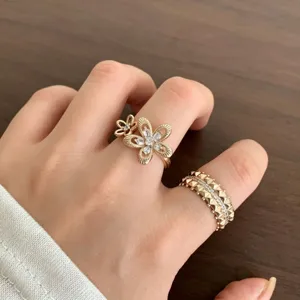 Élégant ensemble de bagues en diamant floral et clouté, design creux pour les femmes.