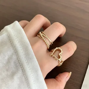 Magnifiques bagues empilables dorées avec un design de cœur creux chic, bijoux de mode élégants.