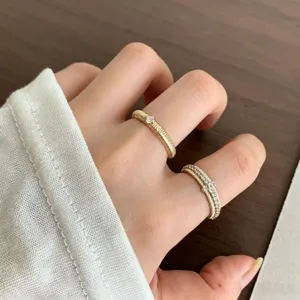 Bague dentelle strass dorée rétro ajourée luxe discret style français minimaliste élégant