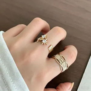 Gros plan sur les details de la bague vintage ajouree en zircon, design dore elegant et chic.