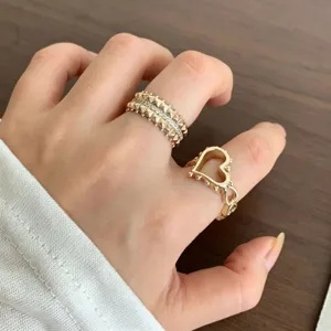 Ensemble de bagues ajourées incrustées de diamants, style vintage minimaliste chic.