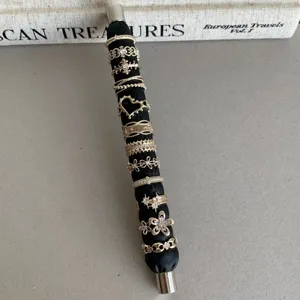 Exquis ensemble de bagues en strass plaqué or avec dentelle ajourée vintage et motifs géométriques.