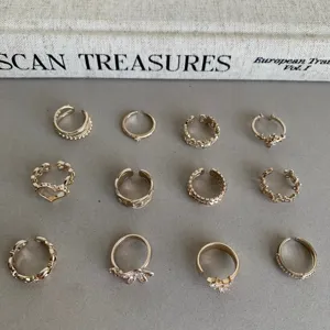 Set de bagues dorées élégantes avec zircons étincelants et motifs floraux vintage.
