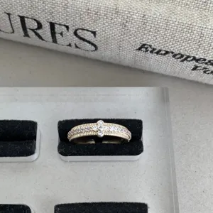 Gros plan sur la bague dentelle strass vintage, design ajouré délicat aux pierres.