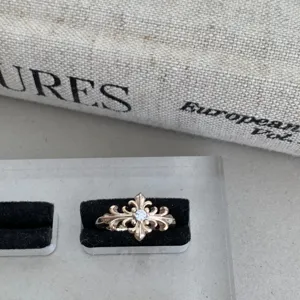 Bague ajourée vintage en strass, gros plan détaillé sur le design gothique exquis.