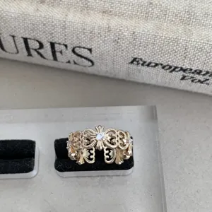 Bague strass ajourée vintage style gothique européen filigrane croix florale bijoux