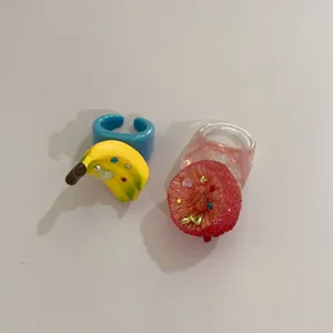 Ensemble de bagues fruit en résine avec design banane et baies rouges et strass scintillants.