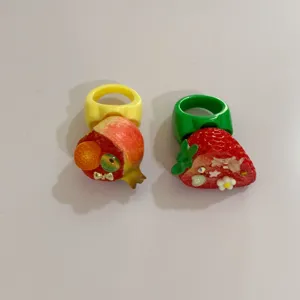 Y2K bagues de fruits en résine doux et cool, jolies bagues de déclaration de fraise pour femmes.