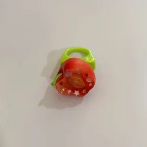 Bague large en résine style YK2 avec motif fruit rouge et strass colorés mignons.