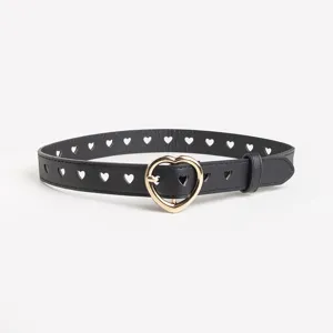 Cintura in ecopelle nera con fibbia dorata a cuore e dettagli con intagli a forma di cuore.