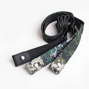 Cinturón elástico ajustable con botones de presión de metálicos y diseño de camuflaje.
