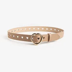 Vista dettagliata della cintura in pelle sintetica beige con motivo a cuori e fibbia dorata.